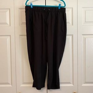 Old Navy black sport capri - XL